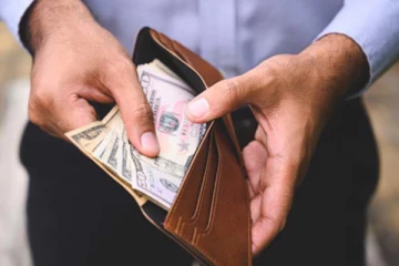 பர்ஸில் பணம் தங்குவது இல்லையா? இந்த பொருளை வைத்தால் பணக்கஷ்டமே இருக்காது