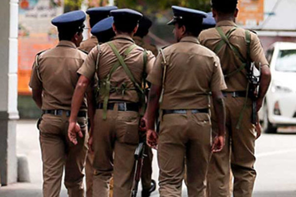 பொலிஸ் அதிகாரி போல் நடித்து கொள்ளையிட முயன்றவர் கைது | Man Police Officer And Tried To Commit A Robbery