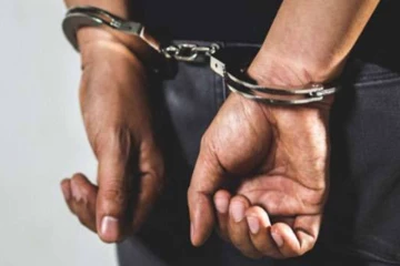 பல கொலை சம்பவங்கள் ; பொலிஸாரின் அதிரடியால் பிடிபட்ட ஆபத்தான நபர் ; 21 வயது பெண்ணும் கைது