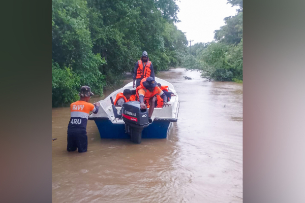 மக்களுக்கு உதவ களமிறங்கிய இலங்கை கடற்படை | Sri Lanka Navy Deployed To Help People Flood
