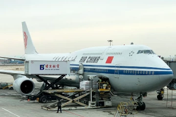 வெளிநாடொன்றில் திடீரென விமானத்தின் கதவைத் திறந்த பெண்ணால் பரபரப்பு