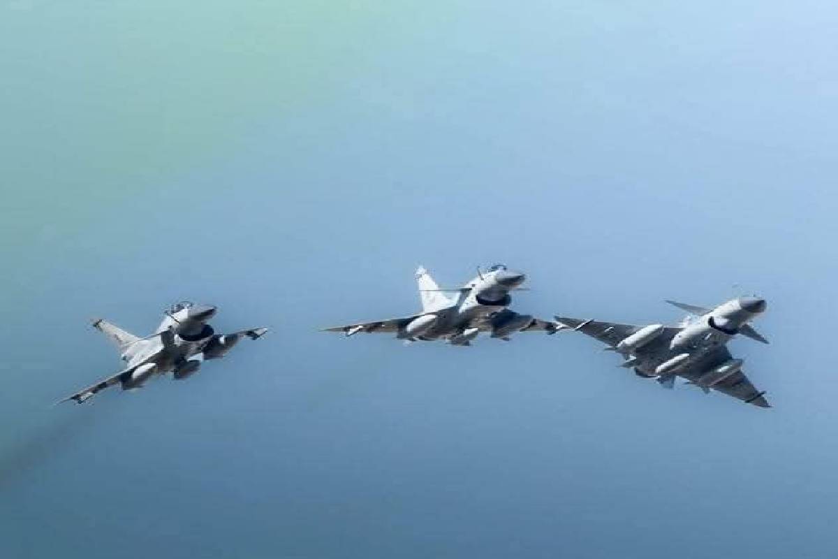 அமெரிக்கா–ஈரான் பேச்சுவார்த்தை நடுவே அதிரடி நகர்வு ; மர்ம விமானங்கள் தரையிறக்கம் | 3 Iranian Planes Land In Pakistan