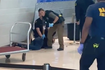 அமெ­ரிக்க விமான நிலையத்தில் பர­ப­ரப்பை ஏற்­ப­டுத்­திய பெண்; அதிரடி கைது!