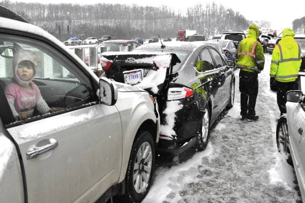 அமெரிக்காவில் வாகன விபத்துகளில் சிக்கி 16 பேர் உயிரிழப்பு! | 16 People Died In Car Accidents In America Freeze