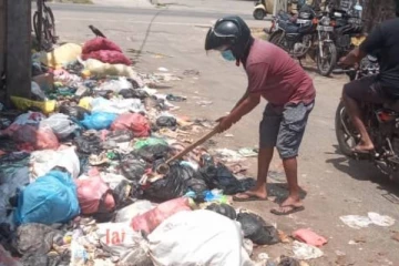 குப்பைகளில் இருந்து எடுக்கப்பட்ட முகவரிகள்: அதிகாரிகள் அதிரடி நடவடிக்கை