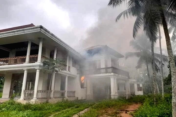 தீக்கிரையான மஹிந்த இல்லத்தை  புனரமைக்க இவ்வளவு செலவிடப்பட்டதா? தலைசுற்றவைக்கும் தகவல் | Did It Cost So Much To Renovate Mahinda House
