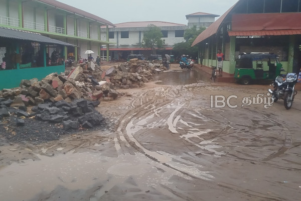வெள்ளத்தில் மிதக்கும் பளை பொதுச்சந்தை | The Public Market Floating In The Flood