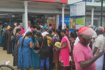 முல்லைத்தீவில் தொலைபேசிகளுக்கு வந்த குறுந்தகவல்: முண்டியடித்த மக்கள் கூட்டம்...!