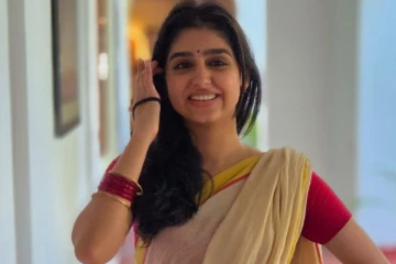 Actress Photoshoot: சேலையில் ரசிகர்களை கவர்ந்த இளம் நடிகை அனஸ்வரா ராஜன்..