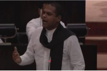ஹரின் பெர்னாண்டோ கறுப்பு சால்வை அணிந்திருக்காததை சுட்டிக்காட்டிய ஆளும் கட்சி எம்.பிக்கள்