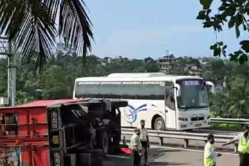 தெற்கு அதிவேக நெடுஞ்சாலையில் விபத்துக்குள்ளாக லொறி