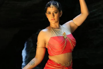 அட கொழு கொழுன்னு இருந்த நம்ம வரலட்சுமியா இது இப்படி ஆளே மாறிவிட்டாரே