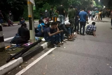 UPDATE : අන්තරේ පාර්ලිමේන්තුව අසල හොරු ගෝ ගම හදයි..පාර්ශව රැසක සහය (VIDEO)