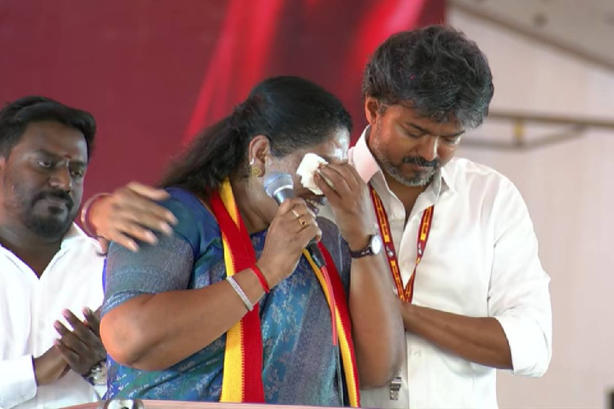 ரொம்ப கேவலமா பேசுறாங்க - முதல்வர் விஜய் முன் கண்கலங்கிய வேட்பாளர் சத்யபாமா | Tvk Candidate Sathyabama Cries Infront Of Cm Vijay ரொம்ப கேவலமா பேசுறாங்க - முதல்வர் விஜய் முன் கண்கலங்கிய வேட்பாளர் சத்யபாமா | Tvk Candidate Sathyabama Cries Infront Of Cm Vijay
