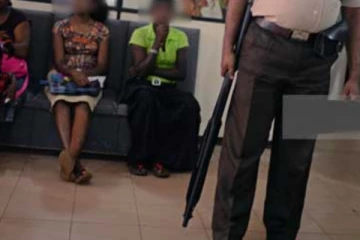 බැංකුවක ආරක්ෂක නිලධාරියෙකුගේ ගිනි අවියක් හදිසියේ පත්තුවෙයි..අයෙක් රෝහලේ.