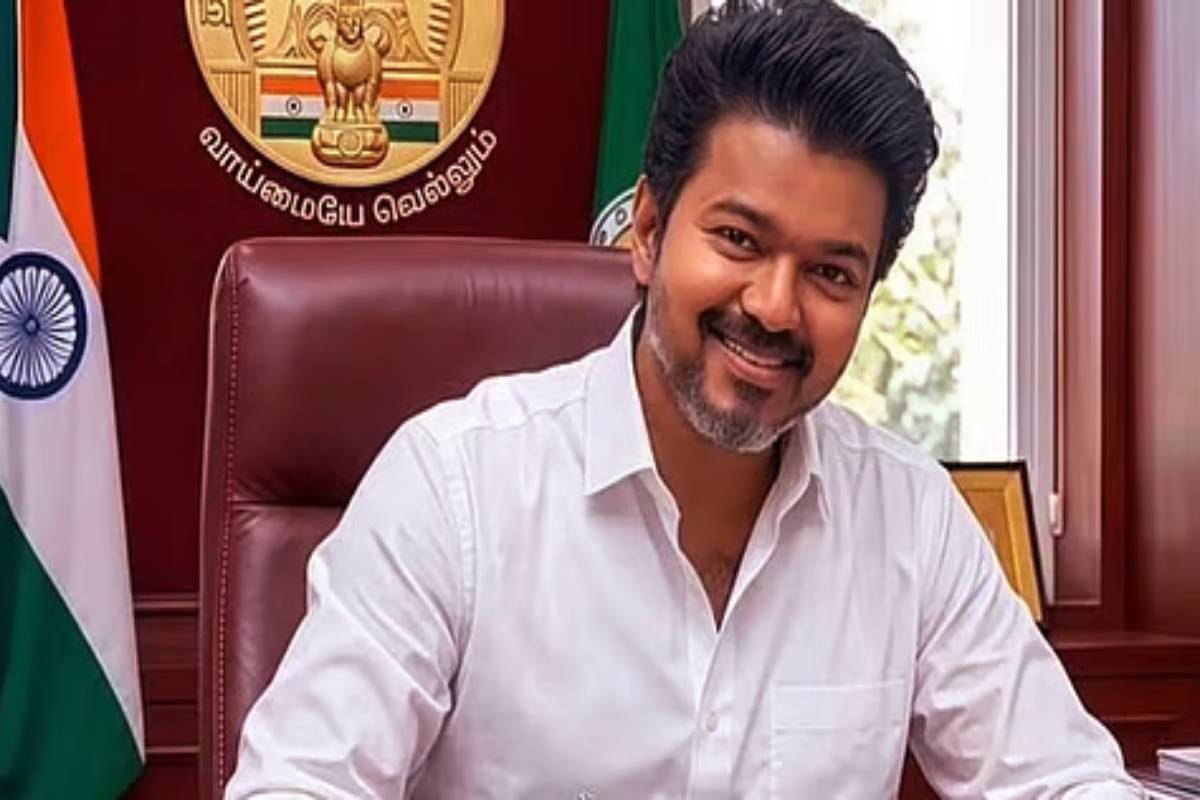 பதவியேற்பு மேடையில் விஜய் செய்த நெகிழ்ச்சி செயல் - படு வைரலாகும் காணொளி | Vijay Lifts The Table At The Cm Stage Viral Video