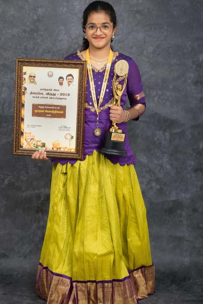 அப்பாவிற்கு போட்டியாக சிவகார்த்திகேயன் மகள் வாங்கிய விருது... வைரலாகும் புகைப்படம் | Sivakarthikeyan Daughter Received Awards