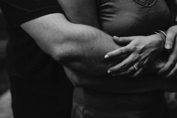 கணவருடன் அந்தரங்கமாக இருந்த பெண்; மனைவி கைது