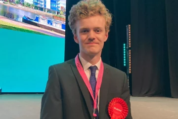 பிரித்தானிய நாடாளுமன்றத்திற்கு தேர்ந்தெடுக்கப்பட்ட 22 வயது இளைஞர்