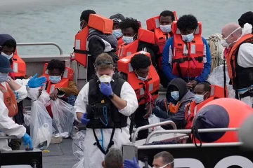 பிரான்சிலிருந்து பிரித்தானியாவுக்குள் நுழையும் முயற்சியில் காதலியின் கண் முன்னே கடலில் மூழ்கிய புலம்பெயர்வோர்