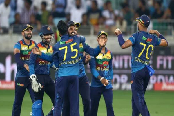 அவுஸ்ரேலிய விடுதியில் சிக்கிய இலங்கை அணியின் மற்றுமொரு முக்கிய வீரர்! | Srilankan Cricketer Karunaratne Trapped Australia