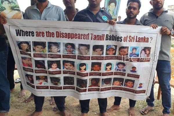 யாழில் தீப்பந்தப் போராட்டம் : இலங்கை அரசைக் காப்பாற்றும் ஐ.நாவின் அறிக்கைக்கு தீ வைப்பு | Govt Un Report Set On Fire During Chemmani Protest