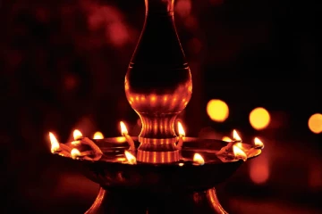 விளக்கேற்றிய திரிகளை என்ன செய்ய வேண்டும்?