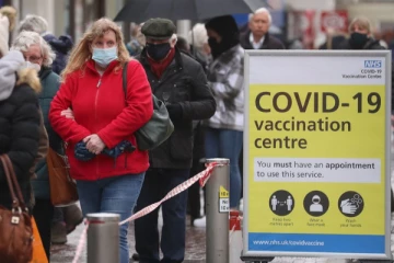 பிரித்தானியாவில் 50 வயதுக்குட்பட்ட மக்களுக்கு மறுக்கப்படும் 3-வது டோஸ் தடுப்பூசி! குழப்பத்தால் அதிகரிக்கும் ஆபத்து!