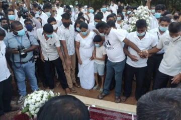 பிரியந்தவின் சடலம் சற்றுமுன்னர் மண்ணில் புதைக்கப்பட்டது (PHOTOS)