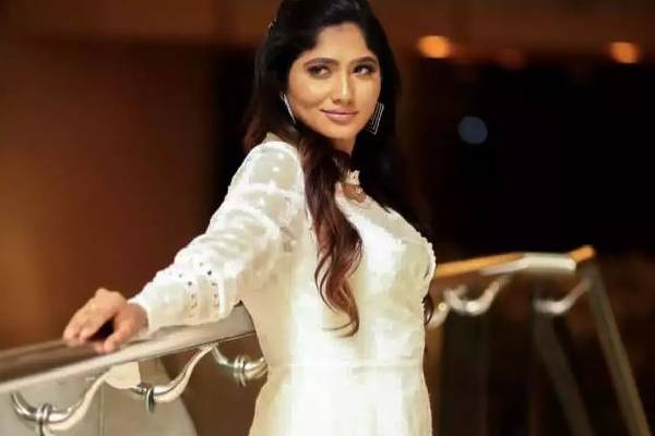 அநியாயமாக ஏமாந்த பிக்பாஸ் புகழ் ஜுலி- கண்ணீர் மல்க அவரே சொன்ன தகவல்