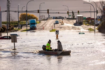கனடாவில் வரலாறுகாணாத மழையால் அவசரகால நிலை பிரகடனம்: மீட்பு பணிகள் தீவிரம்(Photos)