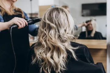 தலைமுடியை அழகுபடுத்த முயன்ற பெண்ணுக்கு ஏற்பட்ட பரிதாபம் : வைத்தியசாலையில் அனுமதி