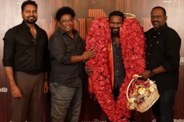 விடுதலை 2 படத்தின் வெற்றி கொண்டாட்டம்.. வெற்றிமாறனுக்கு மாலை அணிவித்த தயாரிப்பாளர்