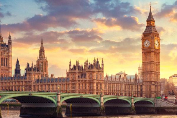 இடிந்து விழும் அபாயத்தில் பிரிட்டன் நாடாளுமன்ற கட்டிடம்! | British Parliament Building Danger Of Collapsing