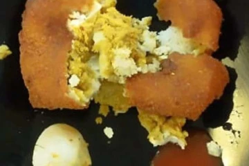 பிரபல உணவகம் ஒன்றில் விற்கப்பட்ட உணவில் பிளாஸ்டிக் முட்டை (படங்கள்)