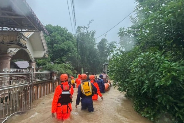 வெள்ளத்தில் சிக்கிய 450 பிக்குகள் மீட்பு | 450 Buddhist Monks Rescued Floods Anuradhapura வெள்ளத்தில் சிக்கிய 450 பிக்குகள் மீட்பு | 450 Buddhist Monks Rescued Floods Anuradhapura