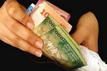 தமிழர் பகுதியில் வங்கிக்கு சென்ற தாய்க்கு நேர்ந்த சம்பவம் ; கைவரிசையை காட்டிய இளைஞன்