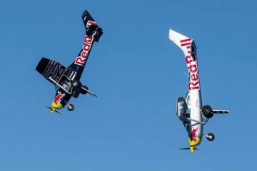 ஒரு விமானத்தில் இருந்து மற்றொரு விமானத்திற்கு தாவும் விமானிகள்!