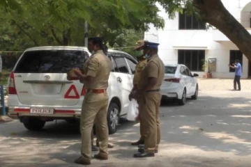 இருவரை அரிவாளால் கொடூரமாக வெட்டிய தந்தை-மகன்! பகீர் சம்பவம்