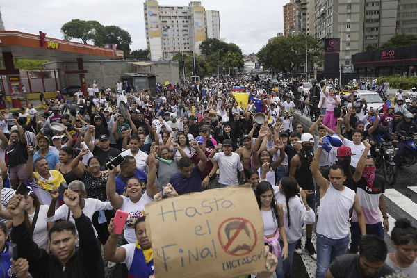 வெனிசுவேலாவில் தொடரும் அமைதியின்மை: மக்களின் இயல்பு வாழ்க்கை பாதிப்பு | Protests Erupt After Maduro S Election Win