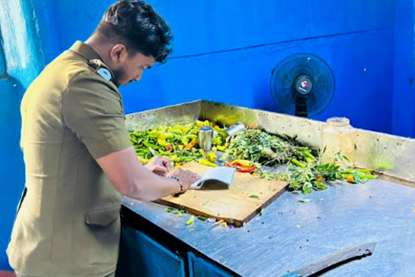 தமிழர் பகுதியில் சுகாதார விதிமுறைகளை மீறி இயங்கிய உணவகம் முற்றுகை | Eatery Raided For Violating Hygien தமிழர் பகுதியில் சுகாதார விதிமுறைகளை மீறி இயங்கிய உணவகம் முற்றுகை | Eatery Raided For Violating Hygien