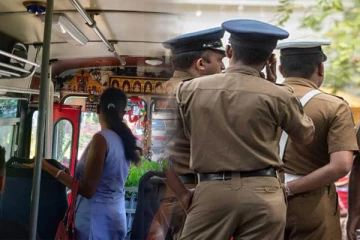 யாழில் பேருந்தில் பெண்களைச் சீண்டிய இருவர் கைது