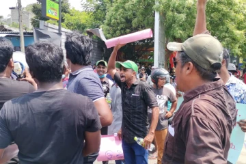 திருகோணமலையில் அரசாங்கத்திற்கு எதிரான ஆர்ப்பாட்டத்தில் ஈடுபட்ட பல்கலைக்கழக மாணவர்கள் (Photos)