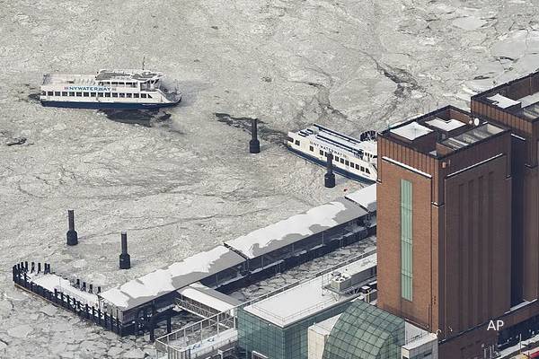 பனியில் உறைந்த நியூயார்க் நகரம்... பயணிகள் படகு சேவைகள் நிறுத்தம் | Nyc Suspends Commuter Ferries