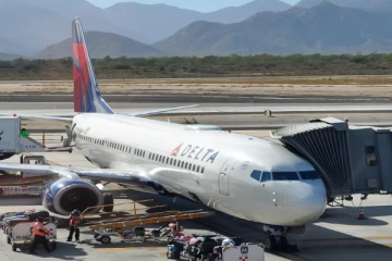 அமெரிக்காவில் நடுவானில் திடீரென உடைந்து விழுந்த விமான கதவு: குழப்பத்தில் பயணிகள்