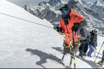 செயற்கைக் கால்கள் மூலம் எவரெஸ்ட் சிகரத்தை ஏறி சாதனை படைத்த முன்னாள் ராணுவ வீரர்!