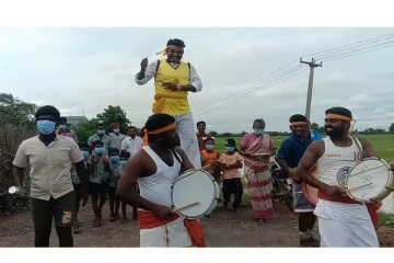 கரகாட்டம், தப்பாட்டத்துடன் மாணவ, மாணவிகளை வரவேற்ற தலைமை ஆசிரியர் - குவியும் பாராட்டு