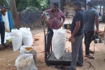 2400 கிலோ மஞ்சளுடன் இருவர் கைது(Photos)