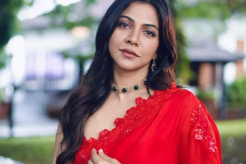 ரெட் ஹாட் சேலையில் மடோனா செபாஸ்டியன்.. லேட்டஸ்ட் போட்டோஷூட்