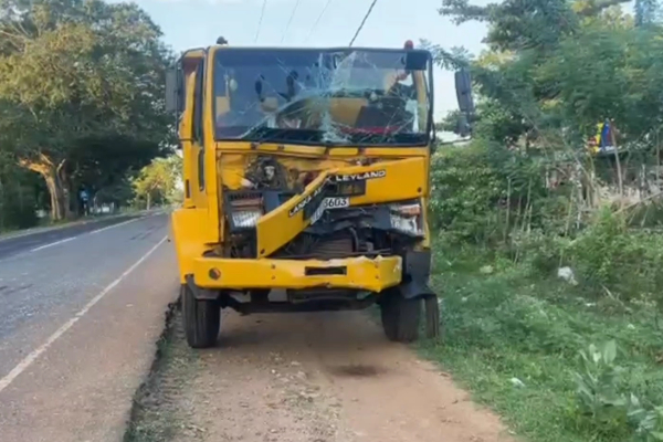 வவுனியாவில் நான்கு வாகனங்கள் ஒன்றுடன் ஒன்று மோதி விபத்து | Four Vehicle Crash In Vavuniya வவுனியாவில் நான்கு வாகனங்கள் ஒன்றுடன் ஒன்று மோதி விபத்து | Four Vehicle Crash In Vavuniya